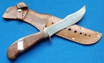 5 - FACA AO MODO BOWIE ESCOTEIRA  - UTILITÁRIA REGIONAL RS - CBO DE MADEIRA - GUARDA EM AÇO - COMPRIMENTO TOTAL  25 CM - LÂMINA 13 CM - BAINHA EM COURO - SEM USO - ANOS 70