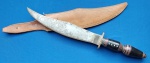 6 - FACA AO MODO MARROQUINO - UTILITÁRIA REGIONAL RS - CABO EM DELICADOS TORNEADOS DE CHIFRE E MATERIAL SINTÉTICO  - GUARDA EM AÇO - COMPRIMENTO TOTAL  35 CM - LÂMINA 22 CM COM RICASSO LAVRADO - BAINHA EM COURO - SEM USO - ANOS 70