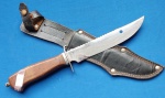 8 - FACA UTILITÁRIA DE PESCA - JACQUES SÃO LEOPOLDO - ANOS 70 - CABO EM MADEIRA - GUARDA EM AÇO - POMO COM RESPOSTA PARA FIEL - COMPRIMENTO TOTAL 26 CM - LÂMINA 15 CM - BAINHA EM COURO - SEM USO