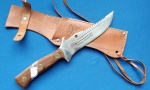 10 - FACA DE PESCA - JACQUES STAINLESS - SÃO LEOPOLDO - ANOS 70 - PROMOCIONAL MASTERDIESEL IMPORTAÇÃO EXPORTAÇÃO LTDA, CABO EM MADEIRA - BBAINHA EM COURO - SEM USO - COMPRIMENTO TOTAL 26 CM - LÂMINA 15 CM