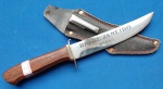 12 - FACA BOWIE ESCOTEIRA - PRESTIL - ANOS 70 - PROMOCIONAL RIO DE JANEIRO BRASIL , CABO EM MADEIRA - GUARDA EM AÇO - BAINHA EM COURO - SEM USO - COMPRIMENTO TOTAL 25 CM - LÂMINA 14 CM