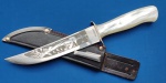14  - FACA ESCOTEIRA - PRESTIL - ANOS 70 - PROMOCIONAL HORRLINGTON , CABO EM MATERIAL SINTÉTICO IMITANDO MADREPÉROLA - GUARDA EM AÇO - BAINHA EM COURO - SEM USO - COMPRIMENTO TOTAL 29 CM - LÂMINA 18 CM