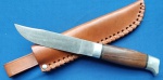 19 - RARA FACA PUKKO - MUNDIAL - FABRICADA POR ENCOMENDA PARA EXPORTAÇÃO - POUCOS EXEMPLARES PERMANECERAM NO BRASIL - ABSOLUTAMENTE SEM USO - BAINHA TÍPICA EM COURO - EMPUNHADURA EM GONÇALO ALVES COM POMO E BOLSTER EM AÇO - COMPRIMENTO TOTAL 22,5 CM - LÂMINA 12 CM