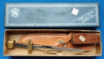 44 - SMITH WESSON BOWIE KNIFE MOD 6010 - BLACKIE COLLINS - SÉRIE ESPECIAL - NUMERAÇÃO DE SÉRIE 0032 - MODELO ESPECIAL PARA ACABAMENTO PELO PRÓPRIO USUÁRIO - RARA MATERIAL DA LÂMINA: AÇO INOX - COMPRIMENTO DA LÂMINA: 6 polegadas - COMPRIMENTO TOTAL: 10 7/16 polegadasCABO: LATÃOCABO: MADEIRA POLIWOODPOMO: LATÃONÚMERO DE SÉRIE: 0032ANO 197..BAINHA: COURO MARROMDETALHES DA CONDIÇÃO: SEM MONTAGEM - SEM USO. CAIXA ORIGINAL TAMBÉM EM EXCELENTE ESTADO COM NÚMERO DE SÉRIE CORRETO.