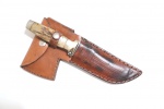 CASE XX, ANTIGO E ESCASSO OU COMBO DE CAMPING, HOJE "BUSHCRAFT", ANOS 40/50, U.S.A., FACA DE CAMPING E MACHADINHA DE ARTICULAÇÃO LIVRE, EMPUNHADURA COM PLACAS DE CHIFRE E FORNITURA DE ALPACA. COMPRIMENTO TOTAL 25 CM DO CONJUNTO