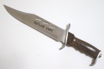 IMENSA E ROBUSTA FACA BOWIE, OUT LAW, INSPIRADA NO MODELO RAMBO II, COMPRIMENTO TOTAL 42 CM, LÂMINA 27 CM, EMPUNHADURA EM POLIWOOD, GUARDA E POMO COM TERMINAL DE GUARDA EM AÇO.