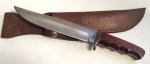 R. PERPIÑA MAKER, GRANDE FACA BOWIE INTEGRAL, COMPRIMENTO TOTAL 35 CM, LÂMINA 23 CM, GUARDA EM LATÃO, EMPUNHADURA EM PLACAS DE MADEIRA. ; Há mais de 40 anos, Ricardo Perpiñá dedica sua vida à fabricação de facas artesanais de alta qualidade, atenção aos detalhes e uma grande variedade de materiais exóticos. O reconhecimento dos seus trabalhos no país e no estrangeiro, tornou a sua marca um orgulho nacional no sector.