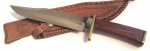 JOSÉ ALBERTO PASCHOARELLI, FACA BOWIE,  PERÍODO TRABALHO CONJUNTO/APRENDIZADO COM PETER HAMMER, ANOS 90, COMPRIMENTO TOTAL 33 CM, LÂMINA 21 CM, EMPUNHADURA EM MADEIRA COM ESPAÇADORES E FURNITURA (GUARDA E POMO) EM LATÃO;  BAINHA EM COURO COM CUNHO. CUNHOS NA GUARDA JAP (MONOGRAMA) HAND MADE