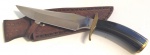 JOSÉ ALBERTO PASCHOARELLI, FACA UTILITÁRIA/COMBATE; INÍCIO DE PRODUÇÃO AINDA SEM CUNHO PRÓPRIO;  ANOS 90, COMPRIMENTO TOTAL 30 CM, LÂMINA 18 CM, EMPUNHADURA EM CHIFRE DE BUFALO E FURNITURA (GUARDA E POMO) EM LATÃO;  BAINHA EM COURO;  CUNHOS NA LÂMINA 440  C, NO VERSO "&"  "S"
