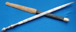 39 - FACA/PUNHAL DE ARRASTO - EMPUNHADURA EM ALPACA/CHIFRE/LATÃO - RICASSO EM LATÃO BURILADO - BAINHA ORIGINAL - LÂMINA DUAS CAÍDAS