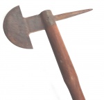 MACHADO DE GUERRA - GRANDES DIMENSÕES - REPRODUÇÃO DE MACHADO DE GUERRA EM AÇO FORJADO COM CABO EM MADEIRA - COMPRIMENTO TOTAL  100 CM - ACHA COM LÂMINA DE  23   CM E   45  CM DE COMPRIMENTO