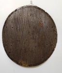 PLACA DE ARMADURA SEC XVII, 22 X 23 CM, UTILIZADA EM PARTES DE ARTICULAÇÕES DAS ARMADURAS PROVAVELMENTE OMBRO OU PEITORAL, AÇO FORJADO CANELADO, CARACTERÍSTICO DAS ARMADURAS FRANCESAS