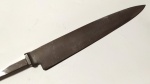 ROBUSTA LÂMINA FORJADA PARA FACA GAUCHA; AÇO 5160, BOTÃO RETANGULAR, LÂMINA COM 26 CM, 4,5 CM NO GANCHO(RICASSO), ESPIGA COM 14 CM DE MODO CÔNICO QUADRANGULAR.