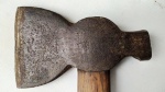 HATCHET, TOMAHAWCK,  ANTIGA MACHADINHA HIGHAM STEEL, MADE IN U.S.A. CABEÇA COM 15,5 CM DE LARGO, LÂMINA COM 10 CM, TRASEIRA DE MARTELO, CABO EM MADEIRA NOBRE COM 43 CM