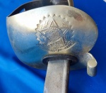 ESPADA PESADA DE CAVALARIA - BRASIL - COPO EM ALPACA (?) - WEYERSBERG KIRSCHBAUN & C - SOLINGEN - SEM BAINHA - CUNHO A INSERTO EM ESTRELA NO DORSO - COMPRIMENTO TOTAL 99 CM - LÂMINA 84 CM