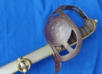 ESCASSA ESPADA OU SABRE LEVE (PEQUENA CURVATURA) - POLÍCIA MILITAR DO DISTRITO FEDERAL - MODELO DE COPO  VAZADO  EM AÇO - EMPUNHADURA EM COURO DE LAGARTO - COMPRIMENTO COM BAINHA 85 CM - COMPRIMENTO DA ESPADA 84 CM - LÂMINA SEM GRAVAÇÕES - CUNHO PDL - COM 70 CM