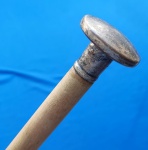 BENGALA - MADEIRA - POMO EM METAL PRATEADO - PONTEIRA EM METAL - 79 CM - DIÂMETRO 1,5 CM