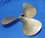 ANTIGA HÉLICE DE EMBARCAÇÃO EM BRONZE - 3 PÁS - DIÂMETRO 31 CM - ESPESSURA NO EIXO 6,5 CM - DIÂMETRO INTERNO DO EIXO UMA POLEGADA