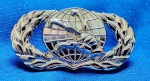 8 - U. S. AIR FORCE -  COMMUNICATON/INFORMATION  BADGE - 4,2 X 2 CM - ANOS 80 -