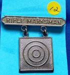 12 - U. S. MARINE CORPS - RIFLE MARKSMAN - RIFLE QUALIFICATION SHOOTING BADGE - ANOS 60 - VIETNAM