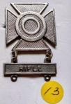 13 - U.S. ARMY - SHARPSHOOTER - RIFLE CLASP - 2,6 X 2,6 CM - CLASP 25 X 5 MM - ANOS 60
