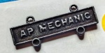 16 - U.S. AIR FORCE -CLASP "AP MECHANIC" - PARA BADGE DE QUALIFICAÇÃO - 28 X 7 MM