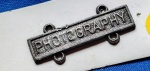 18 - U.S. AIR FORCE -CLASP "PHOTOGRAPHY" - PARA BADGE DE QUALIFICAÇÃO - 28 X 7 MM