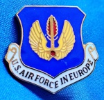 19 - U.S. AIR FORCE - INSIGNIA METÁLICA - "USAFE" - "THE UNITED STATES AIR FORCES IN EUROPE" - METAL ESMALTADO - 25 X 27 MM