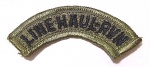 U.S. ARMY - GUERRA DO VIETNAM - PATCH - LINE HAUL - RVN A aba traz a inscrição bordada, "LINE HAUL-RVN" na superfície anversa. O Line Haul Tab foi usado por motoristas de comboios de longa distância designados pelo Exército dos EUA estacionados na República do Vietnã (Vietnã do Sul) e foi premiado como um reconhecimento especial pela habilidade, dedicação e trabalho árduo exigido na condução de centenas de quilômetros através território hostil frequentemente emboscado enquanto transportava carga militar crítica.