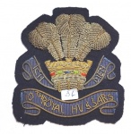 36 - INGLATERRA - SEGUNDA GUERRA MUNDIAL - EMBROIED GOLDEN BADGE - 10TH  RPYAL HUSSARDS - 8,5 CM -