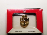 1 - DISTINTIVO, INSIGNIA, BADGE, U.S. NAVY, OFFICIAL NA CAIXA ORIGINAL