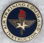 U.S. AIR FORCE, AIR TRAINING COMMAND, INSTRUCTOR, UNIDADE CRIADA EM 1943, EXTINTA EM 1993, BADGE DO PERÍODO DA GUERRA DO VIETNAM