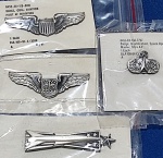 56 -  LOTE - BADGE - INSIGNIA - U.S. AIR FORCE - QUALIFICATION - SPACE OPERATION MASTER - NOVEMBRO 1984 - MINIATURA + MISSLEMAN BAGE MINI 7/84 + U.S. AIR FORCE NAVIGATOR BADGE + US AIR FORCE PILOT BADGE