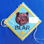 8 - THE BOY SCOUTS OF AMÉRICA - PATCH  -BEAR RANK CUB - ANOS 60/70