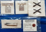 LT 5 - LOTE  - U.S. ARMED FORCES - QUALIFICATION BADGES -  UNITED STATES MARINE CORPS - MARKSMNSHIO BADGE - RIFLE MARKSMAN - GUERRA DO VIETNAM - UNITED STATES MARINE CORPS - MARKSMNSHIO BADGE - PISTOL MARKSMAN - GUERRA DO VIETNAM - U.S. ARMY - INSIGNIA - BOS FIELD ARTILLERY - SUBDUED - GUERRA DO VIETNAM - PAR -  U. S. AIR FORCE - MISSILMAN MINI SENIOR - BADGE - -LAPEL BUTTON - HONORABLE DISCHARGE - COMO MINUTEMAN BUTTON , CONCEDIDO PELO EXÉRCITO AMERICANO POR DISPENSA COM CONDUTA HONROSA
