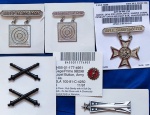 3Z - LOTE 6 - U.S. ARMED FORCES - QUALIFICATION BADGES -  UNITED STATES MARINE CORPS - MARKSMNSHIO BADGE - RIFLE MARKSMAN - GUERRA DO VIETNAM - UNITED STATES MARINE CORPS - MARKSMNSHIO BADGE - PISTOL MARKSMAN - GUERRA DO VIETNAM - UNITED STATES MARINE CORPS - MARKSMNSHIO BADGE - RIFLE SHARPSHOOTER - GUERRA DO VIETNAM - U.S. ARMY - INSIGNIA - BOS FIELD ARTILLERY - SUBDUED - GUERRA DO VIETNAM - PAR -  U. S. AIR FORCE - MISSILMAN MINI SENIOR - BADGE - -LAPEL BUTTON - HONORABLE DISCHARGE - COMO MINUTEMAN BUTTON , CONCEDIDO PELO EXÉRCITO AMERICANO POR DISPENSA COM CONDUTA HONROSA