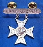 3U - UNITED STATES MARINE CORPS - MARKSMNSHIO BADGE - RIFLE SHARPSHOOTER - GUERRA DO VIETNAM