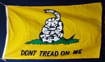 DONT TREAD ON ME - BANDEIRA DE GADSDEN -  90 X 1,52 CM - REFORÇO NA BORDA DE VELAME COM DOIS ILHOSES DE LATÃO -  TECIDO SINTÉTICO Dont tread on me é uma das frases mais repercutidas entre os guerreiros que sabem que a Liberdade não é de graça.  A Bandeira de Gadsden simboliza o estado de revolta das 13 colônias à época da Revolução Americana. Os dizeres Dont Tread On Me, em português, Não Pise Em Mim, trouxe consigo um claro aviso à Coroa Inglesa: iremos reagir!Mas a Cascavel  animal peçonhento utilizado em sua Bandeira, também não está ali à toa. Na verdade, antes da famosa águia-de-cabeça-branca, a Serpente era o principal símbolo dos EUA.A serpente Crotalus horridus, comum em todo o país, é altamente venenosa e possui um instinto defensivo que se reflete na simbologia da Bandeira de Gadsden: ele só ataca se provocada.Além disso, guerreiro, fazendo alusão à antiga Serpente desenhada por Benjamin Franklin, que representava a desunião entre as 13 colônias na luta, Gadsden agora representava a unidade de todos na luta pela Liberdade.