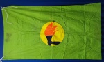 ZAIRE - BANDEIRA - 88 X 1,46 - ALGODÃO - REFORÇO NO VELAME - ILHOSES EM LATÃO - DUPLA FACE COM TECIDOS SOBREPOSTOS - Zaire, oficialmente conhecido como República do Zaire (em francês: République du Zaïre,  foi um estado congolês que existiu de 1971 a 1997 na África Central que anteriormente era conhecido como o República Democrática do Congo. O país era uma ditadura militar totalitária de partido único, comandado por Mobutu Sese Seko e o seu partido Movimento Popular da Revolução (MPR). O Zaire foi estabelecido após a tomada do poder por Mobutu em um golpe militar em 1965, após cinco anos de agitação política após a independência da Bélgica conhecida como a Crise do Congo. O Zaire entraria em colapso em meados da década de 1990, em meio à desestabilização das partes orientais do país após o genocídio ruandês e à crescente violência étnica. Em 1996, Laurent-Désiré Kabila, o líder do grupo rebelde Aliança das Forças Democráticas para a Libertação do Congo (AFDL), comandou uma enorme revolta popular contra o regime de Mobutu. Com as forças rebeldes conquistando sucesso no oeste, Mobutu fugiu do país, deixando as milícias de Kabila no comando do país. No ano seguinte, a nova liderança nacional restaurou o nome da nação de volta para a República Democrática do Congo. Mobutu faleceu menos de quatro meses depois, enquanto estava exilado no Marrocos.FONTE: WIKIPEDIA