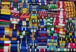 LOTE - BARRETAS DE FITAS DE MEDALHAS U.S. ARMED FORCES - ACONDICIONADOS EM EXPOSITOR VIDRO/CARTÃO 31,5 X 21,2 CM - MAIS DE CINQUENTA PEÇAS