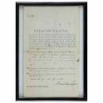 Passaporte para trânsito assinado pelo Barão da Laguna emitido em Montevideo em 4 d'Agosto de 1821, autorizando viagem a partir do Porto de Montevidéu: - Faço saber a todos os que "este Pasaporte que sahe desta Bahia .... ao Rincão da Gallinhas", ....... Sr. José Y Animas, M. Bernar... Garcia, que leva gêneros de vivandagem para fornecimento das tropas que se achão naquele destino"; 32,4 x 20,2 cm.Emoldurado em vidro anti reflexo