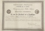 MISSÃO MÉDICA BRASILEIRA NA PRIMEIRA GUERRA MUNDIAL - DIPLOMA DA MEDALHA DE HONRA DAS EPIDEMIAS - CONDEDIDA EM 1919 AO DR. CORREA DIAS, CAPITÃO MÉDICO DA MISSÃO MILITAR BRASILEIRA - ACOMPANHA DIPLOMA DE COLAÇÃO DE GRAU DE DOUTOR EM MEDICINA, CONFERIDO PELA FACULDADE DE MEDICINA DO RIO DE JANEIRO EM 1913.A medalha de honra para epidemias foi, por sua vez, instituída cinquenta anos depois, em 1885, sob a égide do Ministério do Comércio 15 , do qual dependem então os serviços públicos de saúde 2 . Destina-se principalmente a distinguir as pessoas que lutaram contra a epidemia de cólera que atingiu o sul de França no ano anterior 12 , 16 . Cabe então ao Ministério do Interior e depois ao da Saúde Pública a responsabilidade pela sua atribuição 2 . A partir de 1900, pode ser adiado com base num relatório do Ministério do Interiorpor ocasião de serviços prestados na Argélia durante epidemias ou em questões de higiene pública 17 . A insígnia deste modelo especial é a do Ministério do Interior encimada por uma lua crescente e uma estrela. Deixou de ser concedido depois de 1928.Por decreto de15 de abril de 1892, pode ser concedido a funcionários civis e militares do Ministério da Guerra 18 , 19 . O decreto de30 de setembro de 1909autoriza então a sua entrega a funcionários civis e militares do Ministério da Marinha 20 . Finalmente, são os funcionários civis e militares do Ministério das Colónias que podem ser atribuídos a partir de 1927 21 .A medalha é assim atribuída especialmente pelo Ministério da Guerra a favor dos franceses, militares ou civis, e dos estrangeiros que se distinguiram a favor dos soldados doentes ou feridos durante a Primeira Guerra Mundial 18 e também durante a epidemia de gripe espanhola 5 .Embora seja pouco conhecido o seu lugar entre as importantes condecorações deste conflito, foi atribuído a milhares de cuidadores, tanto civis como militares, bem como um número limitado de medalhas epidémicas da Marinha.