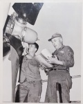 FOTO -  USAF - EQUIPE DE MANUTENÇÃO  - DÉCADA DE 40 - 20,5 X 25,5 CM
