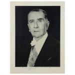 RETRATO  OFICIAL PRESIDENTE MÉDICI AUTOGRAFADReprodução de fotografia oficial do ex-Presidente Emílio Garrastazzu Médice, então Presidente da República; 61,7 x 46,5 cm e 39,7 x 29 cm (a imagem). Dedicatória na parte inferior: Ao Ten. Cel. Cunha Frota com meus agradecimentos / 31.12.73 - Assinatura. Embaixo à direita: Gráficos Bloch.PRESIDENTE EMILIO GARRASTAZZU MEDICI, RETRATO OFICIAL, AUTOGRAFADO, EMOLDURADO E COM DEDICATÓRIA, SANDUICHE DE VIDRO, 61.5 X 47 CM