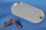 DISTINTIVO  DE GOLA SOLDADO(1,7 X 1,5 CM) + DOG TAG -  (4,3 X 2,2 CM)