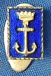 RARO DISTINTIVO DA "HERMANDAD NACIONAL DE MARINEROS VOLUNTÁRIOS DE LA CRUZADA" - METÁLICO - ESMALTADO - 9 X 13 MM - FRANQUISMO - GERRA CIVIL