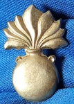 ANTIGA INSIGNIA -DISTINTIVO - EXÉRCITO BRASILEIRO - OFICIAL DE ARTILHARIA - 27 X 15 MM - ESTAMPADO FUNDIDO - FIXAÇÃO POR ALFINETE