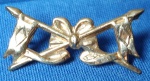 ANTIGA INSIGNIA -DISTINTIVO - EXÉRCITO BRASILEIRO - CAVALARIA  - 27 X 15 MM - ESTAMPADO FUNDIDO - FIXAÇÃO POR ALFINETE