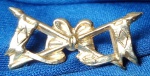 ANTIGA INSIGNIA -DISTINTIVO - EXÉRCITO BRASILEIRO - CAVALARIA  - 27 X 15 MM - ESTAMPADO FUNDIDO - FIXAÇÃO POR ALFINETE