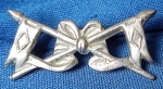 ANTIGA INSIGNIA -DISTINTIVO - EXÉRCITO BRASILEIRO - CAVALARIA  - 27 X 15 MM - ESTAMPADO FUNDIDO - FIXAÇÃO POR ALFINETE